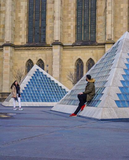 Pyramidenplatz bei der Elisabethenkirche