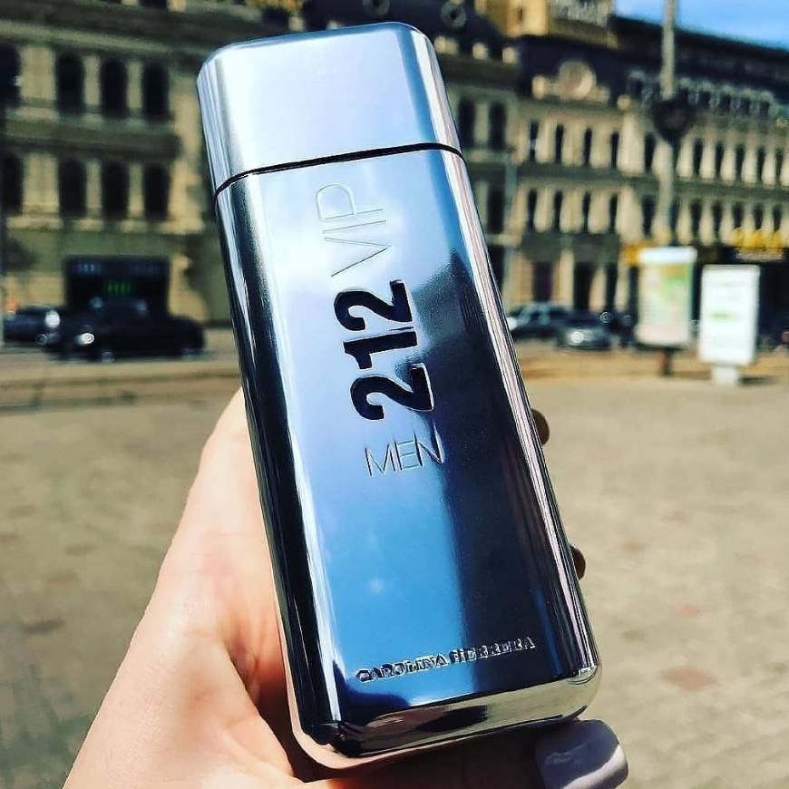 Social CAROLINA HERRERA 212 Vip Men

