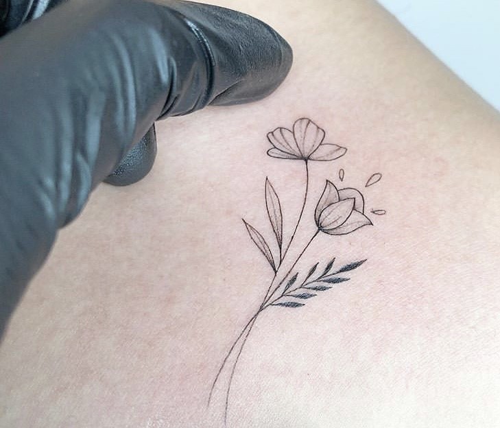 Moda Tatuagem de flor delicada