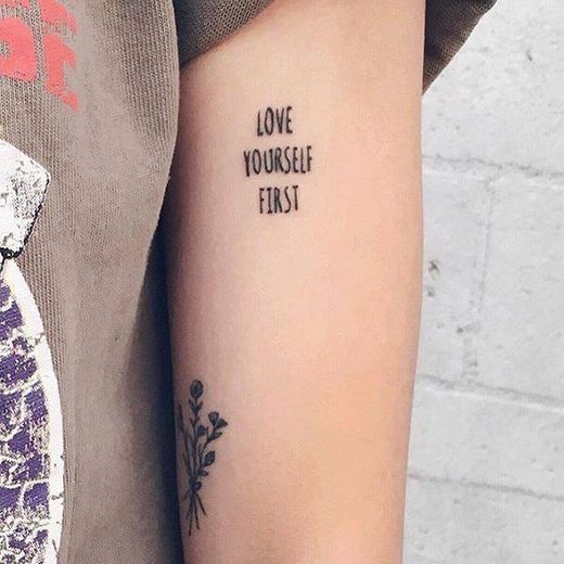 Tatuagem pequena: love yourself first
