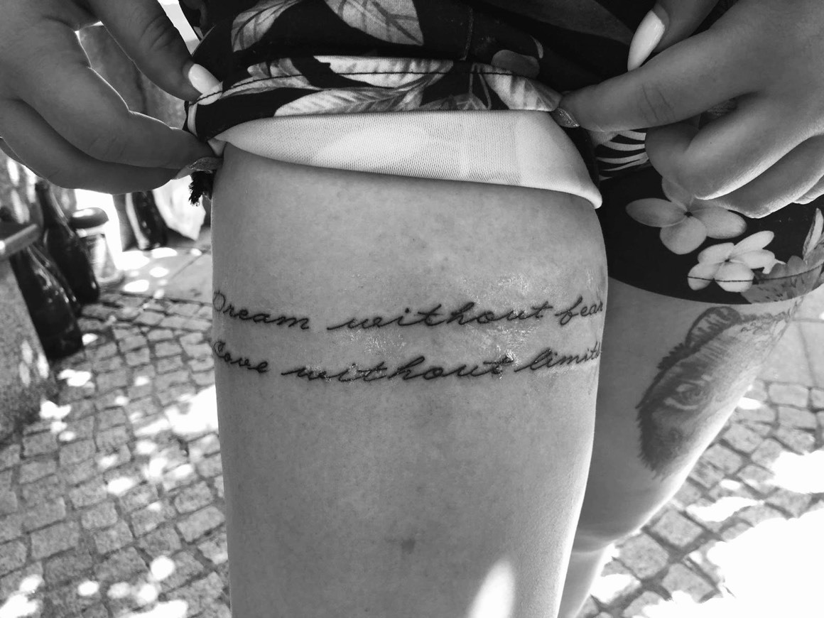 Moda Tatto com frase de inspiração 