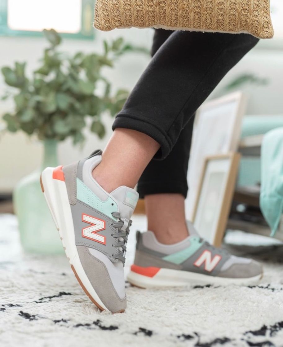 Social New Balance Ws010