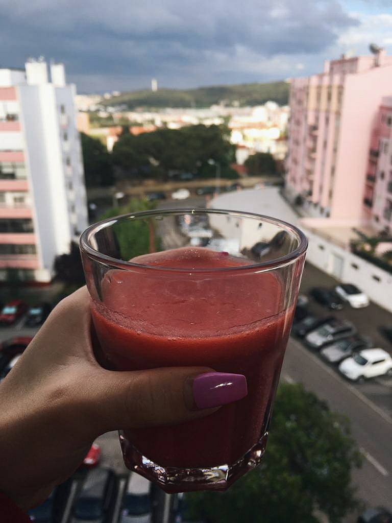 Moda Sumo Detox com morango, maçã e limão 