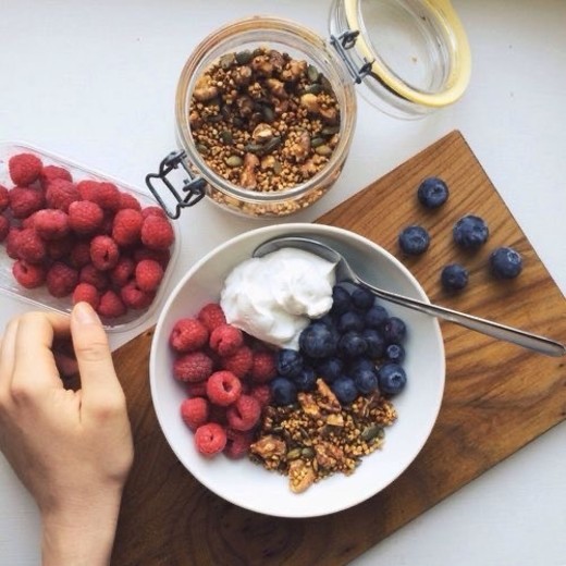 Iogurte com framboesas, mirtilos e granola