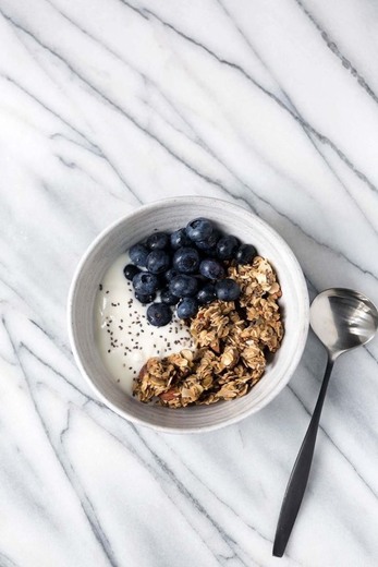 Iogurte com mirtilos, granola e sementes de chia 