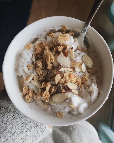 Moda Iogurte Grego com Banana, Granola, Amêndoa e Chia