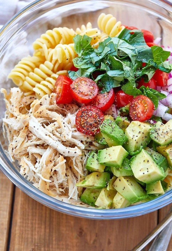 Social Massa com frango desfiado, abacate, tomate, cebola