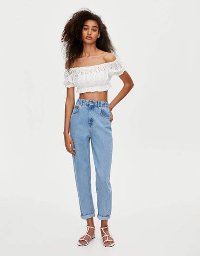 Jeans mom fit com elástico na cintura 