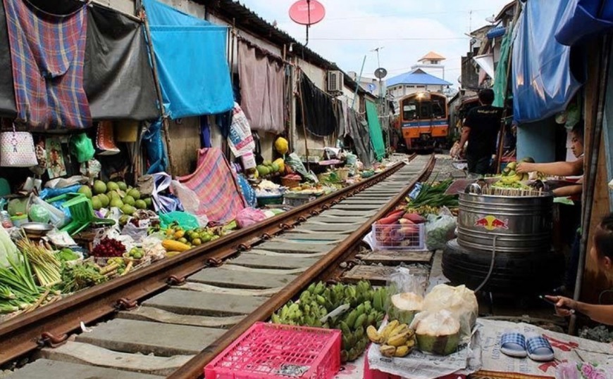 Place Maeklong Railway Market