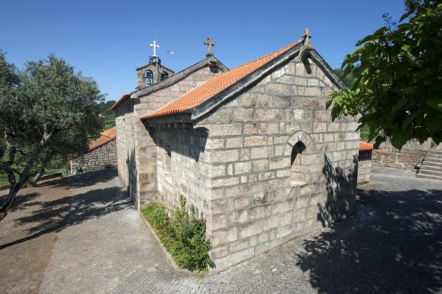 Places Igreja de São Tiago de Valadares