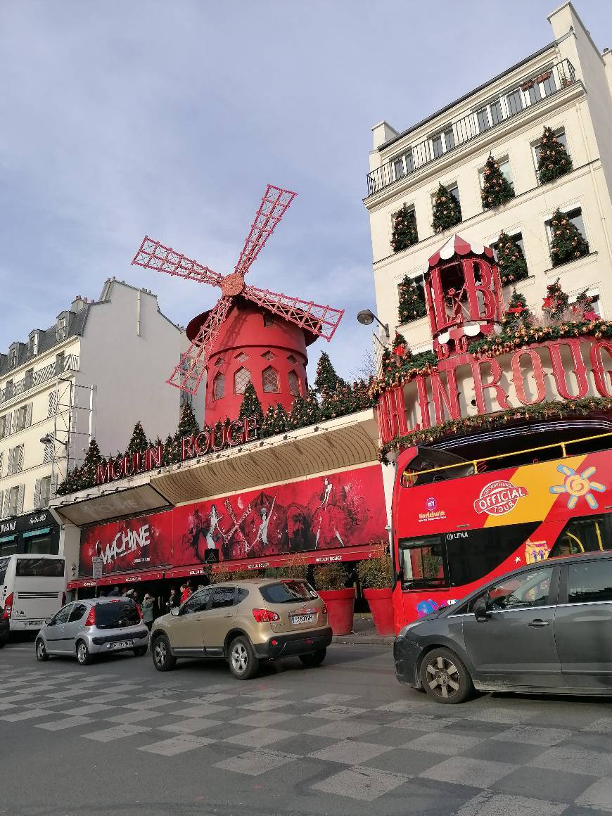 Place Moulin Rouge