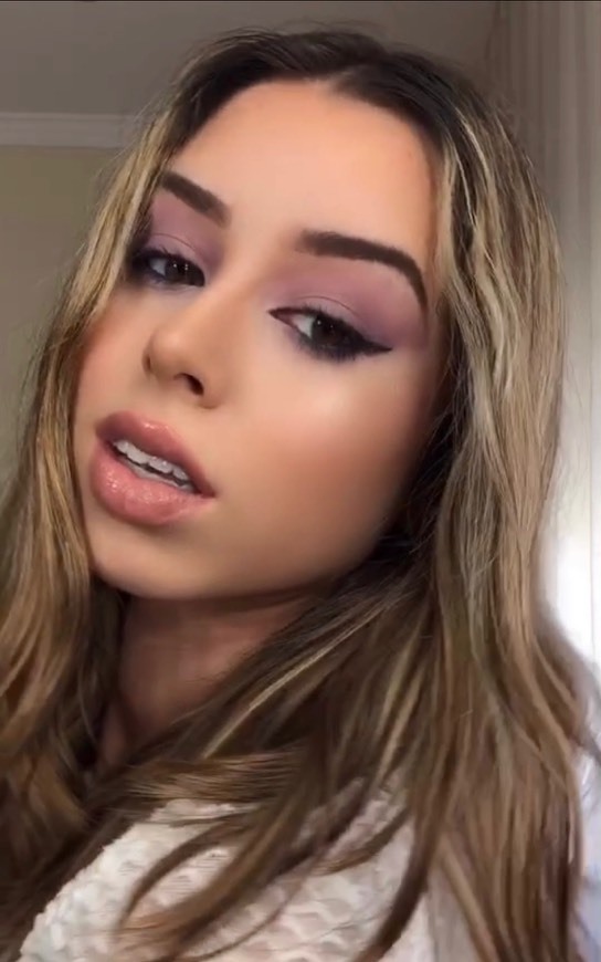 Moda Purple eye look with nude lips