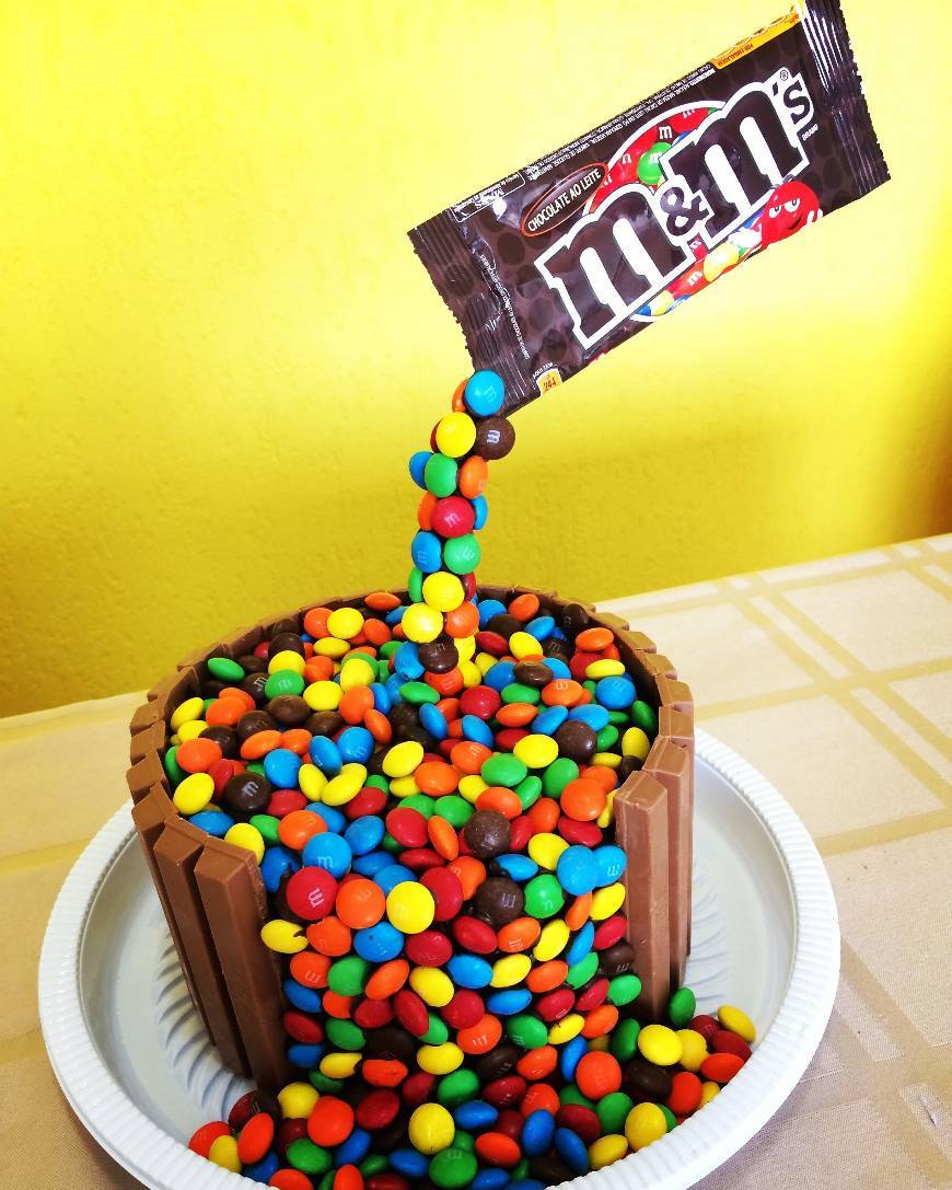 Moda Bolo de kit kat e m&ms