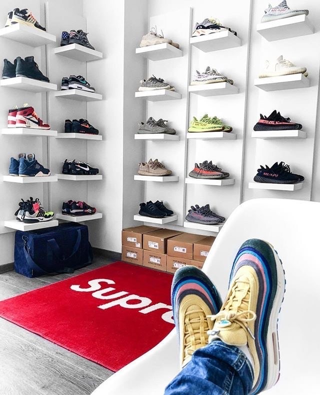 Moda Sneakers shelves 