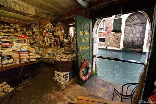 Acqua Alta Book Shop