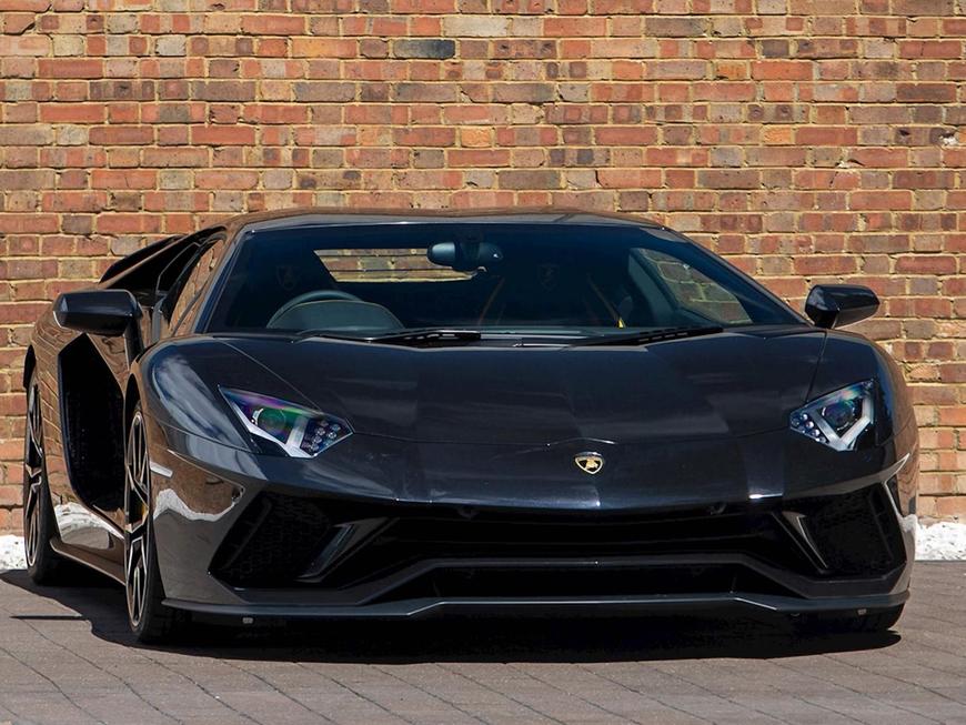 Social Lamborghini Aventador S