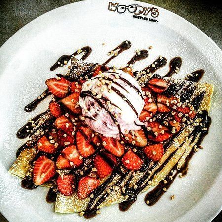 Waffle com chocolate, morangos e chantilly - Picture of ...