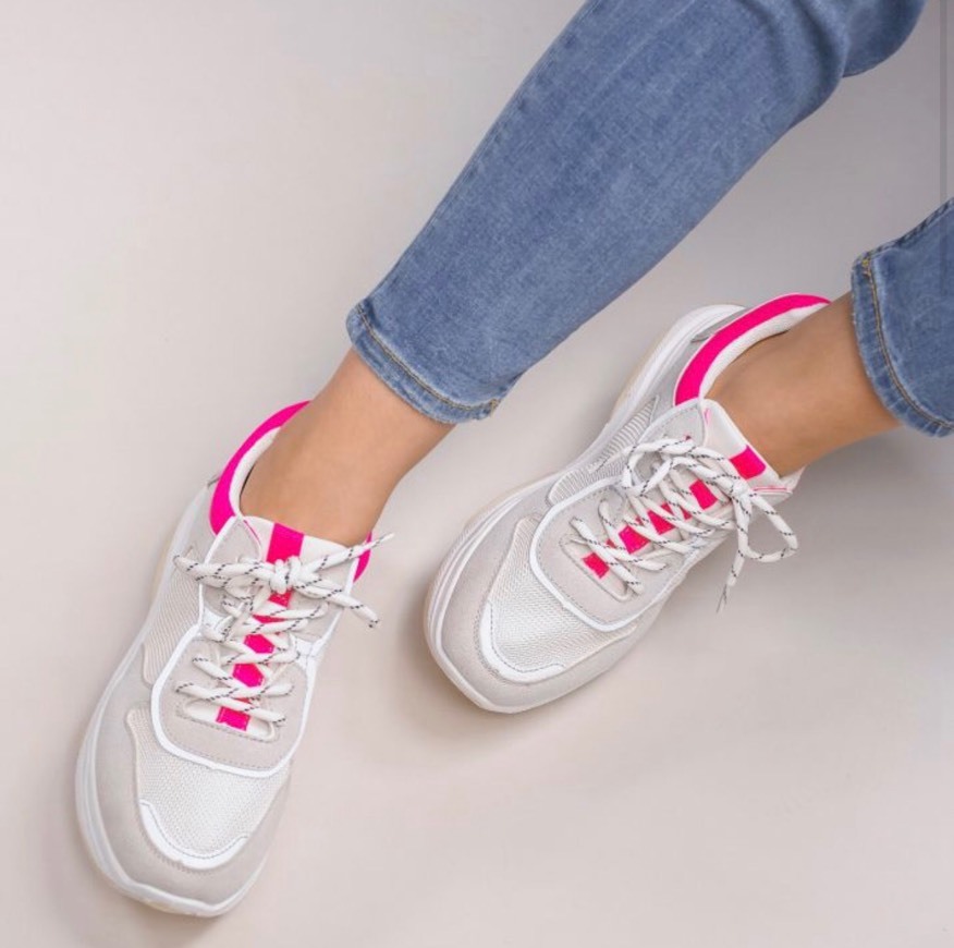 Producto Sneakers volumen con detalle fucsia.