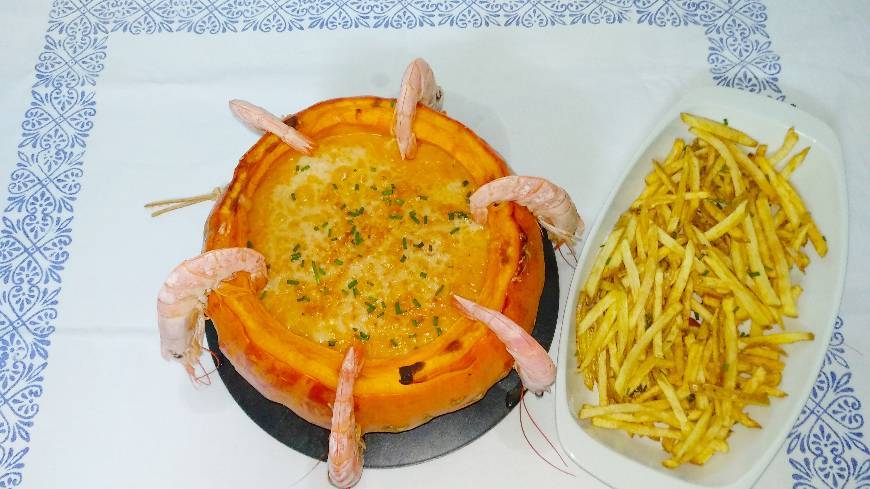 Camarão na moranga com batata palha 
