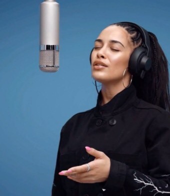 Canción Jorja Smith - Blue Lights 