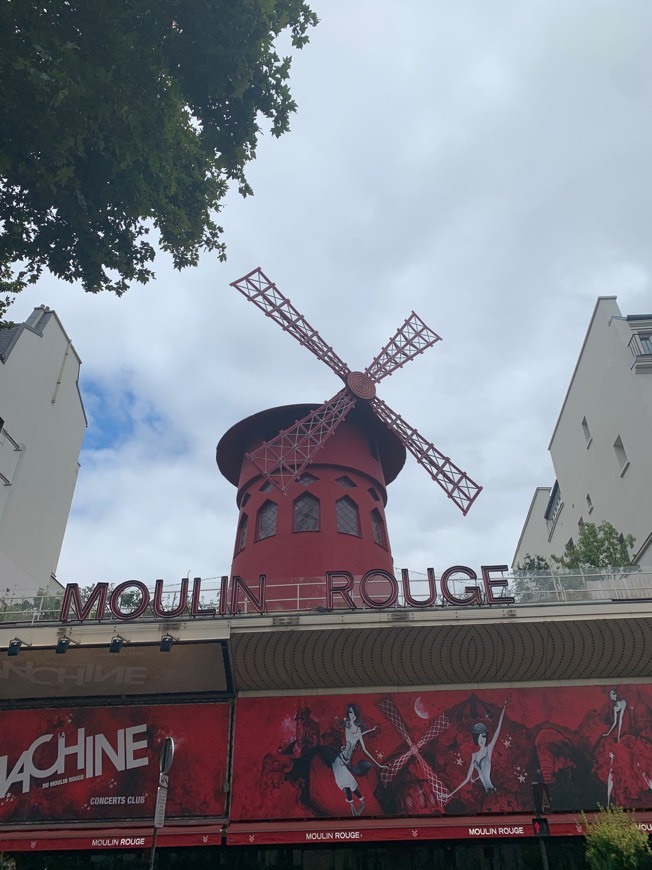 Place Moulin Rouge