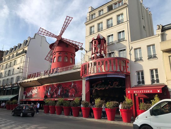 Place Moulin Rouge