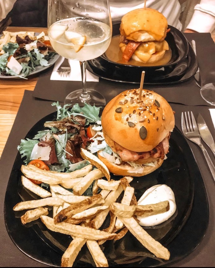 Restaurants La Vara - Handmade Burgers & Portuguese Wines