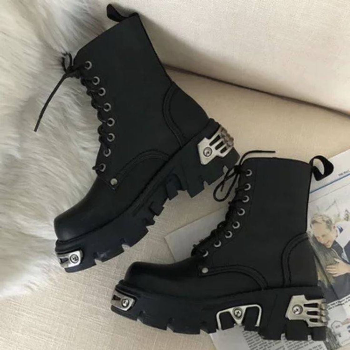 Moda Bota preta com plataforma🖤