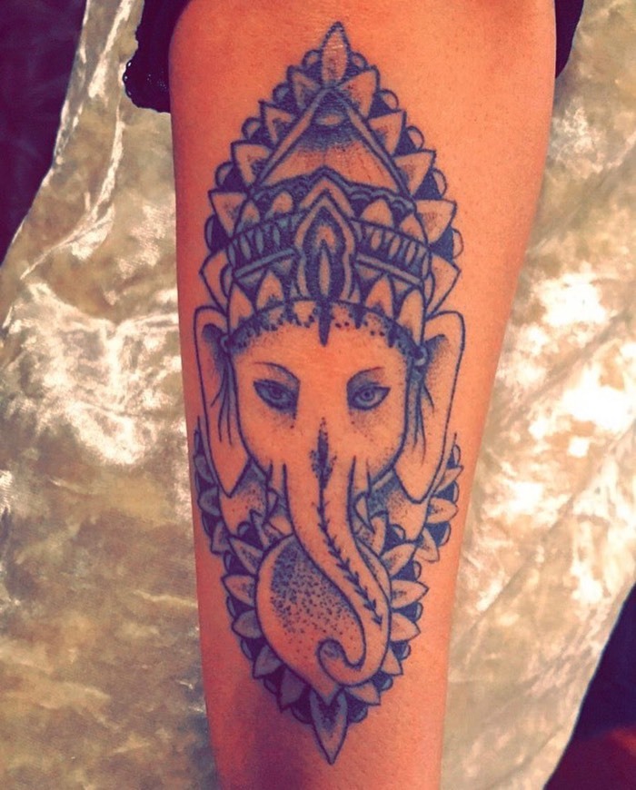 Producto Ganesha tattoo no braço