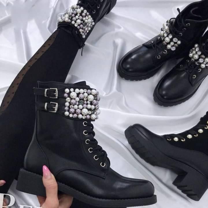 Products Botas pretas perolas