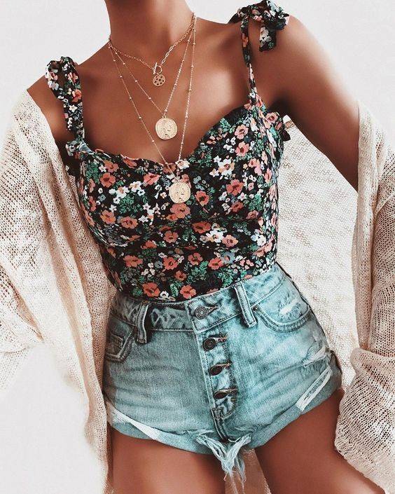 Moda Top with flowers 