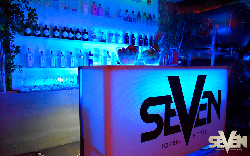 Lugar Seven Bar