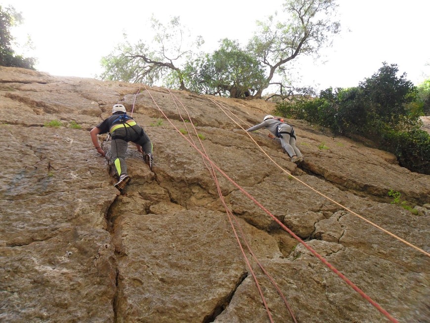 Fashion Escalada Into The Nature