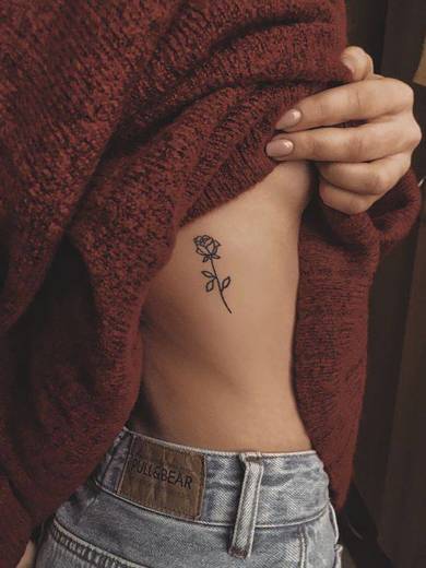 Linda tatuagem de uma rosa