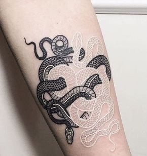 Moda Black and white snake tattoo