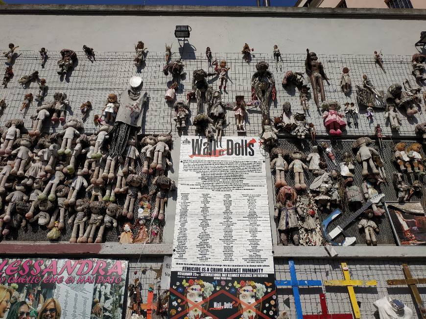 Lugar Wall of Dolls - il Muro delle Bambole