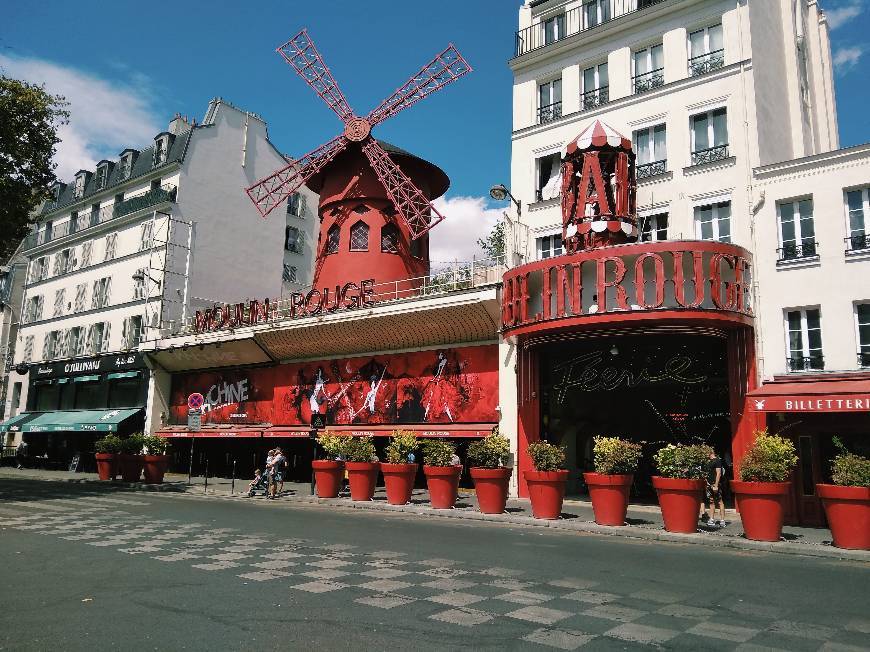 Place Moulin Rouge