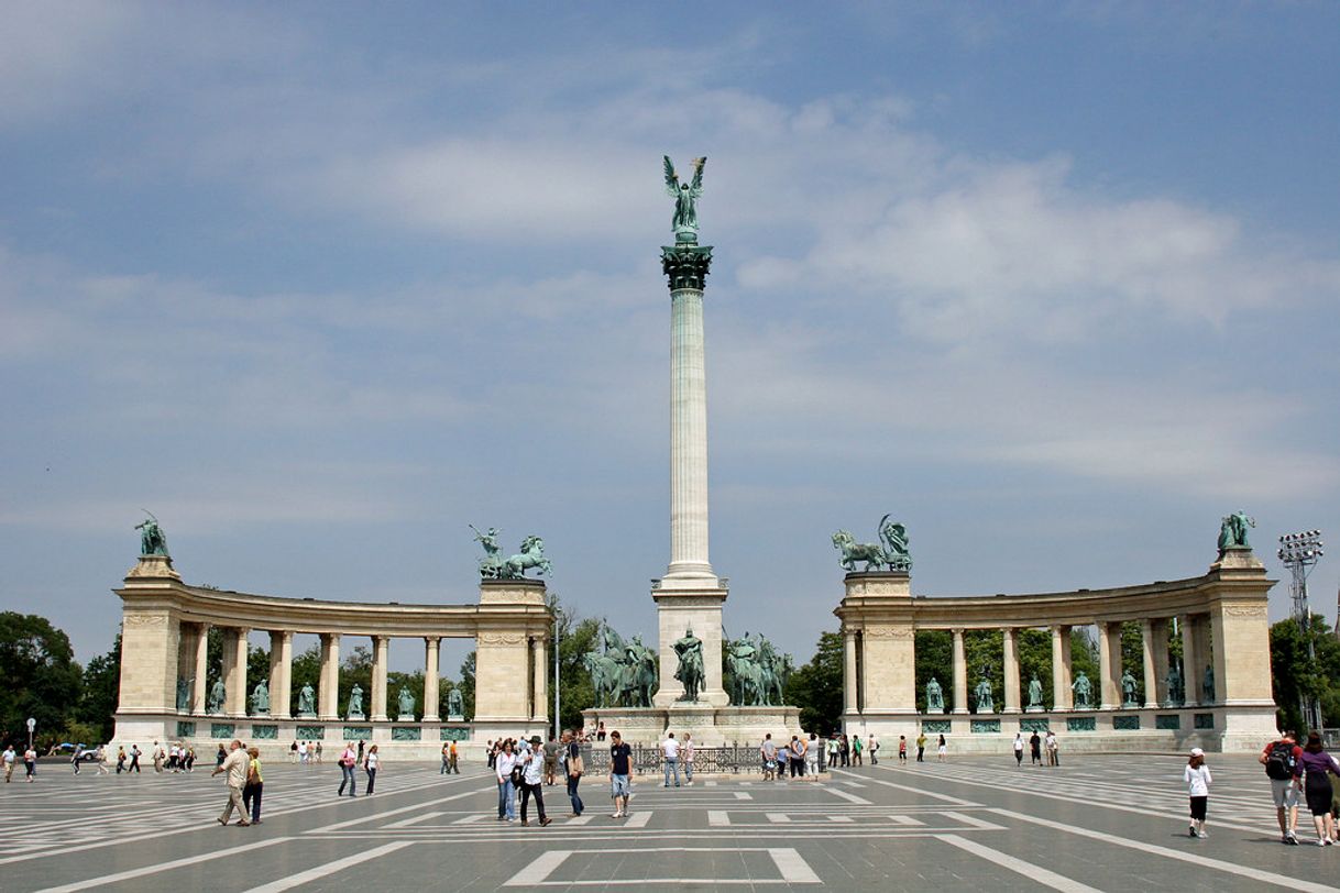 Place Plaza de los Héroes