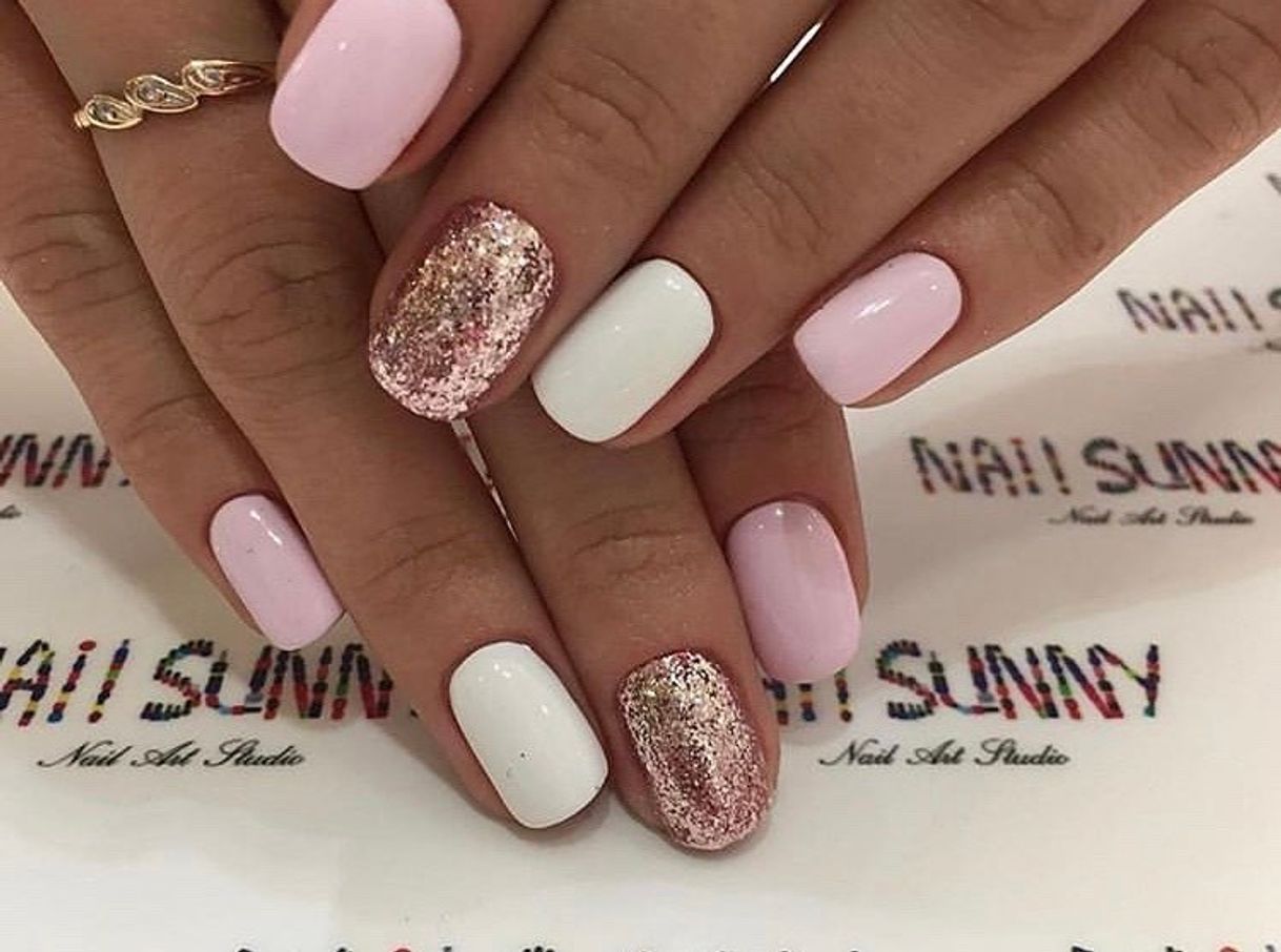Canción Nails On Cardboard