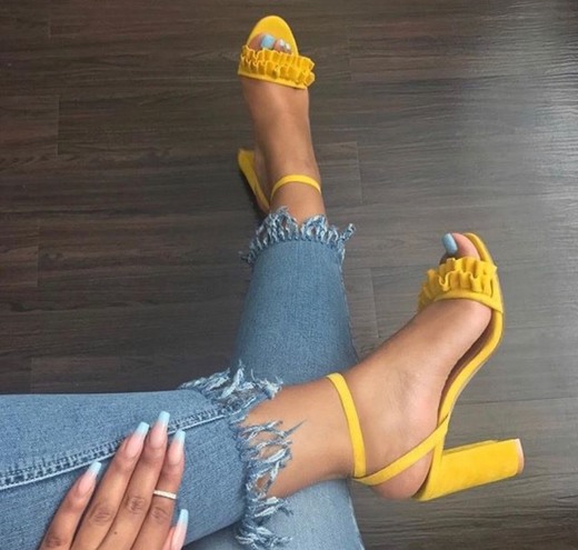 Sandália de salto amarela