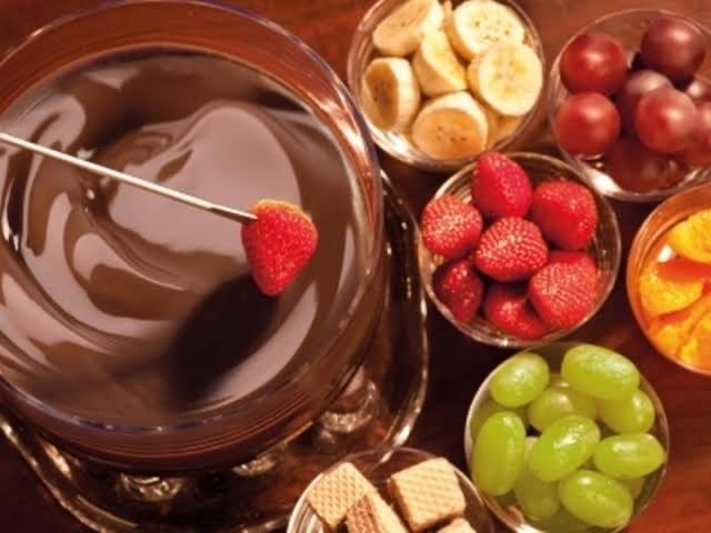 Moda Chocolate Fondue | Recipes | World of Lindt | Lindt Chocolate World