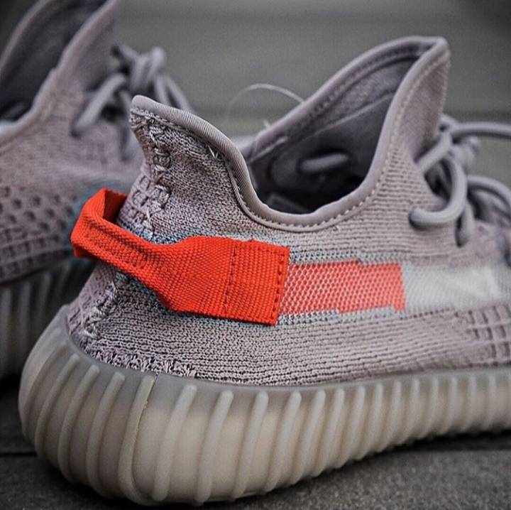 Moda Yeezy 350v2 Tail Light