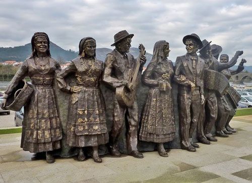 Lugar Alegoria às Feiras Novas e ao Folclore, Statue to the folk culture