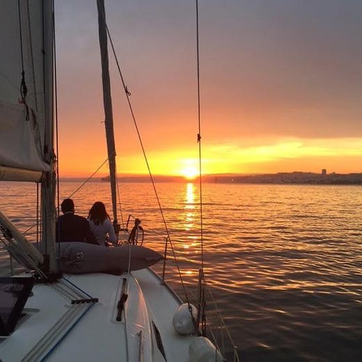 Passeio de Veleiro pelo Rio Tejo para 2 Pessoas