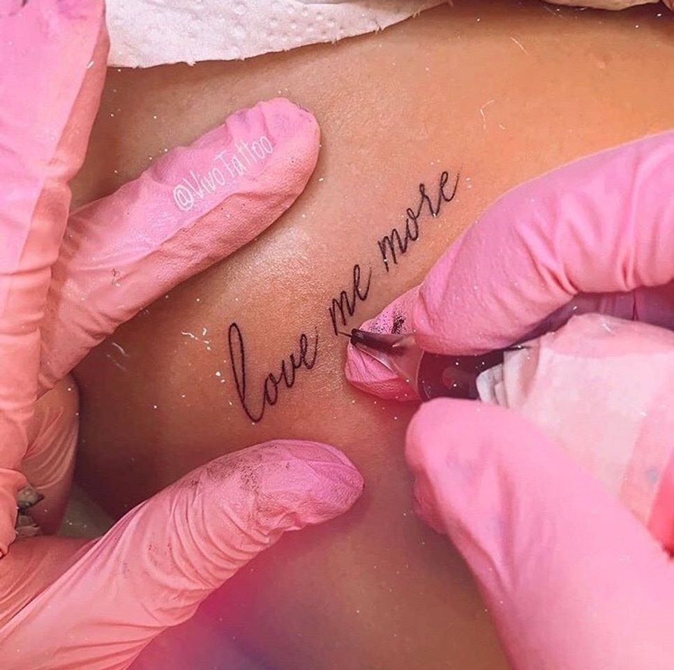 Moda Tatto Frase "Love Me More"