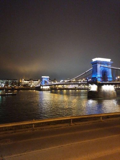Ponte Széchenyi Lánchíd (vista de noite)