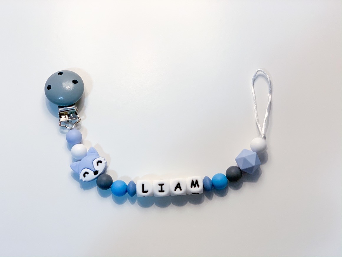 Social Prende-Chupetas com letras azul 