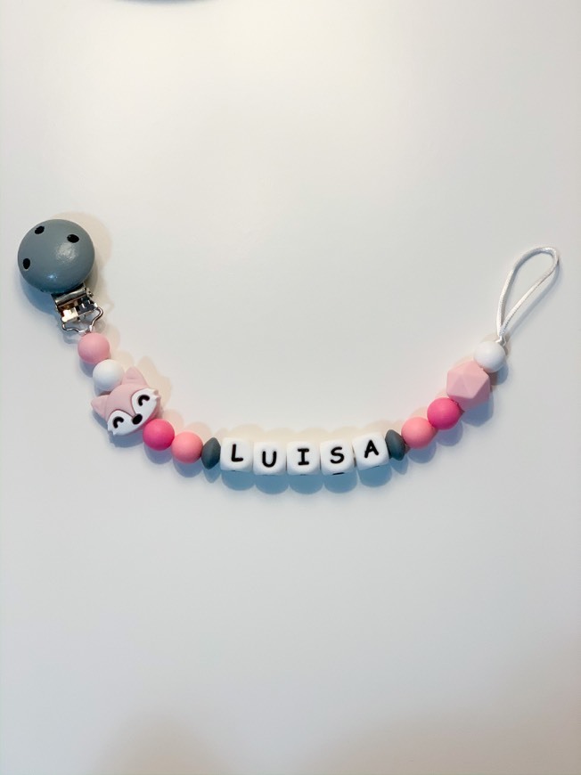 Social Prende-Chupetas com letras tons rosa 
