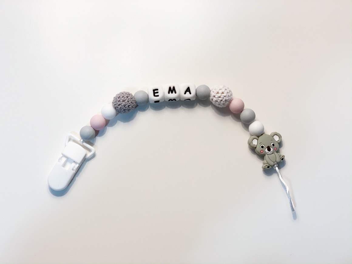 Social Prende-Chupetas com letras para menina 