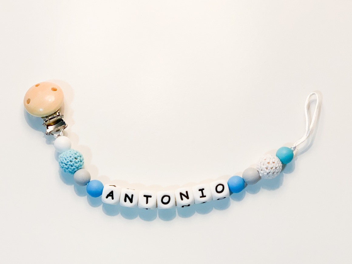 Social Prende-Chupetas com letras tons azul